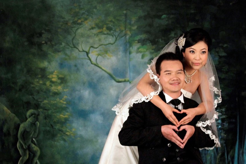 Một cặp đôi người Trung Quốc chụp ảnh cưới tại Bắc Kinh vào năm 2009. Ảnh: REUTERS/David Gray. 