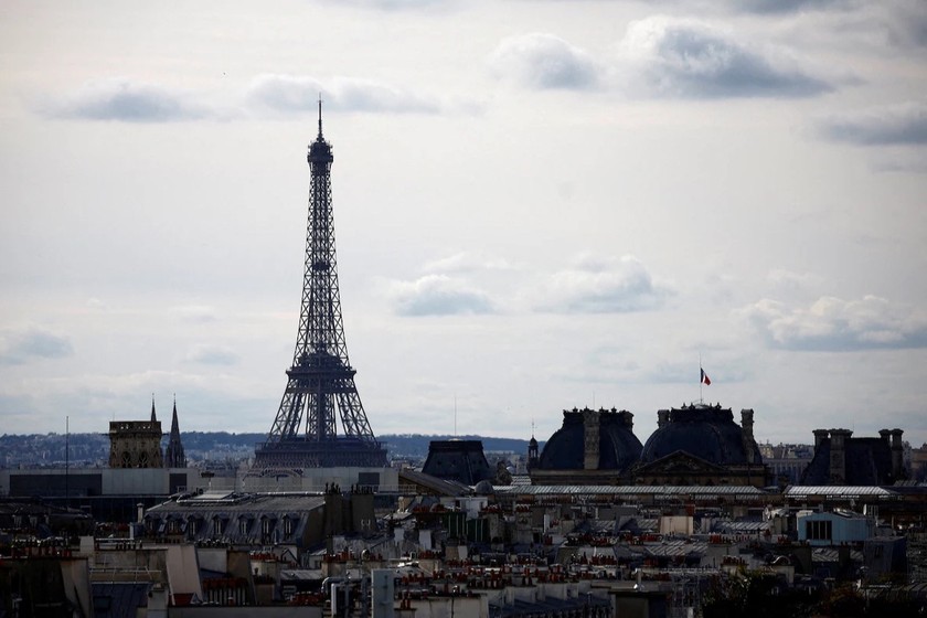 Tháp Eiffel là biểu tượng nổi tiếng và hấp dẫn nhất của thủ đô Paris, Pháp. Ảnh: REUTERS/Sarah Meyssonnier.