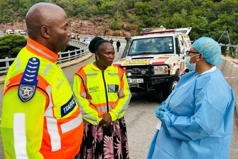 Lực lượng ứng phó khẩn cấp có mặt tại hiện trường vụ tai nạn tại tỉnh Limpopo, phía đông bắc Nam Phi, ngày 28/3. Ảnh: Reuters.