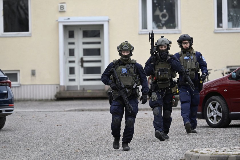 Cảnh sát vũ trang có mặt tại trường Viertola, Phần Lan sau khi xảy ra vụ nổ súng, ngày 2/4/2024. Ảnh: REUTERS.
