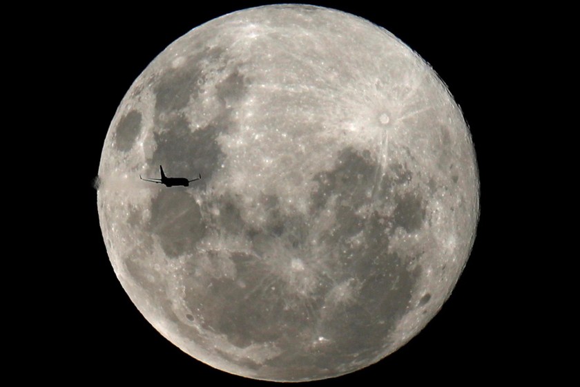 Một chiếc máy bay bay qua Mặt Trăng ở Curitiba, Brazil ngày 8/2/2020. Ảnh: REUTERS/Rodolfo Buhrer.