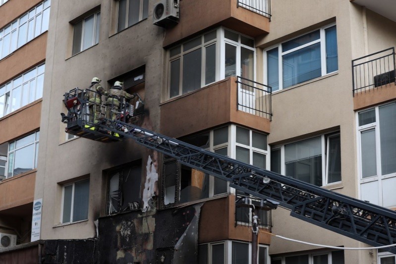 Lực lượng cứu hỏa tìm kiếm các nạn nhân mắc kẹt trong tòa nhà sau đám cháy . Ảnh: Reuters.