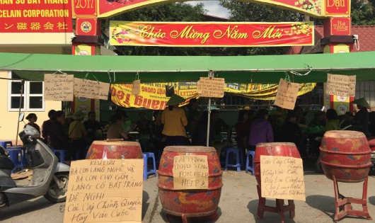 Tiểu thương ngồi giữa trưa phản đối việc đóng cửa chợ gốm Bát Tràng