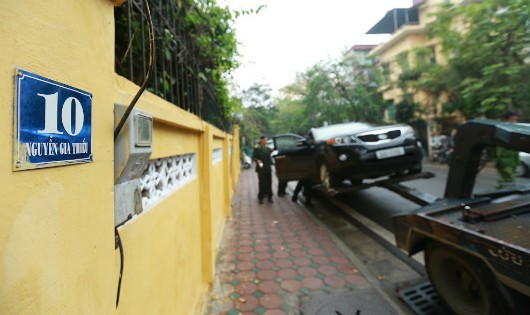 Nhiều ô tô 'phạm quy' trên phố Nguyễn Gia Thiều