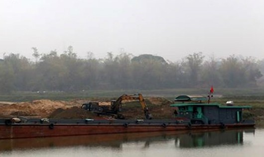 Đình chỉ 3 thanh tra viên liên quan đến khai thác cát trái phép ở Bắc Ninh