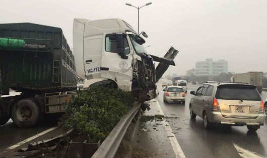 Ba xe container mất lái chân cầu Thanh Trì, nhiều người thoát chết