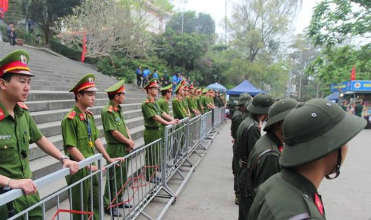 Ấn tượng 'hàng rào' công an điều tiết vạn người hành hương tại Đền Hùng