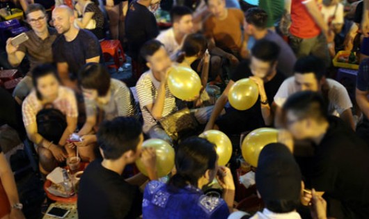 Hà Nội cấm học sinh sử dụng 'bóng cười'
