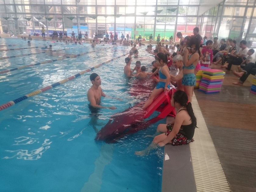 Học sinh trường Tiểu học Võ Thị Sáu vui chơi tại bể bơi số 3 Tăng Bạt Hổ