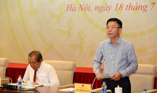 Bộ trưởng Bộ Tư pháp Lê Thành Long báo cáo tại hội nghị