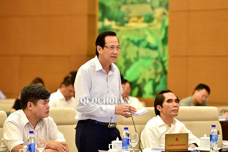 Bộ trưởng Bộ Lao động Thương binh và Xã hội Đào Ngọc Dung báo cáo tại UBTVQH