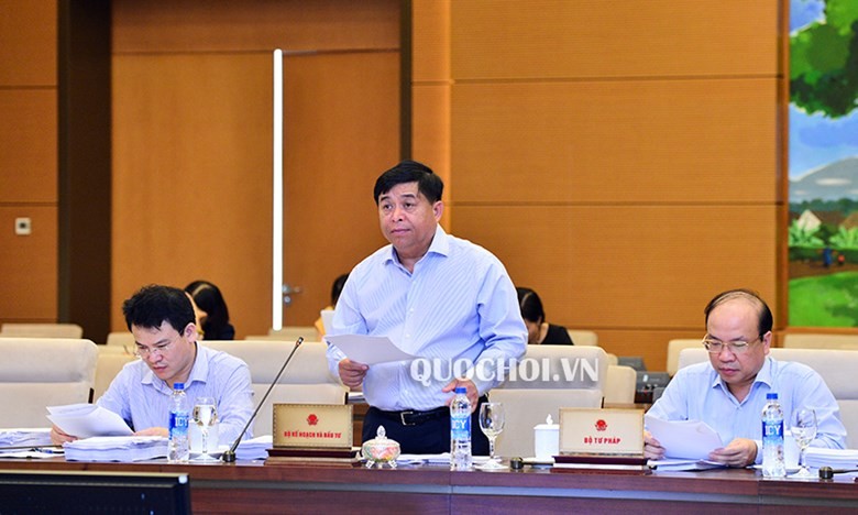 Bộ trưởng Bộ Kế hoạch và Đầu tư Nguyễn Chí Dũng trình bày Tờ trình của Chính phủ