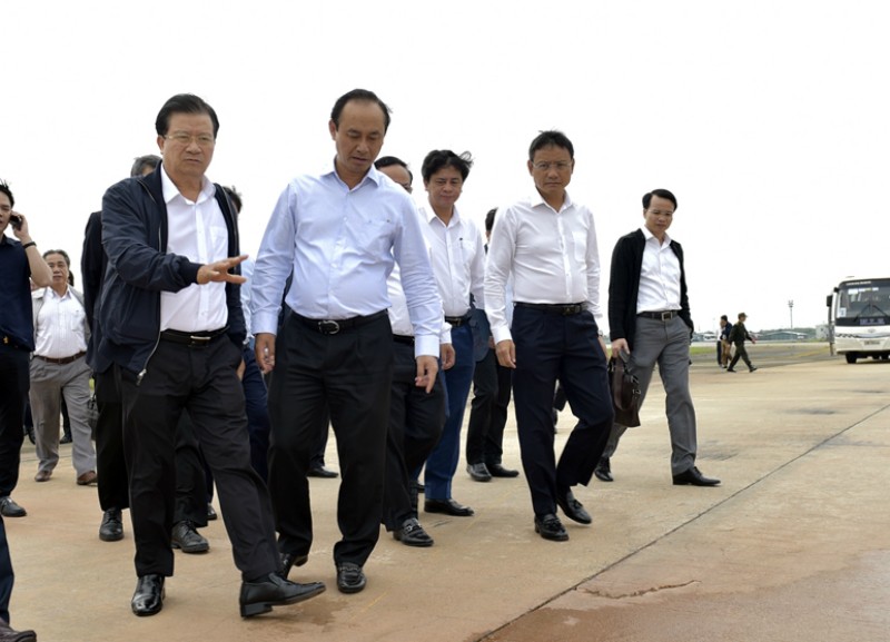 Phó Thủ tướng Trịnh Đình Dũng đi kiểm tra tại sân bay Nội Bài. Ảnh VGP