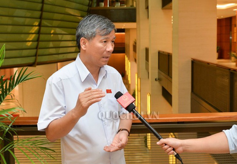 ĐB Nguyễn Anh Trí (Hà Nội) chia sẻ quan điểm của mình bên hành lang Quốc hội