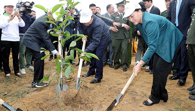 Chủ tịch Quốc hội Nguyễn Thị Kim Ngân trồng cây tại Lễ phát động.
