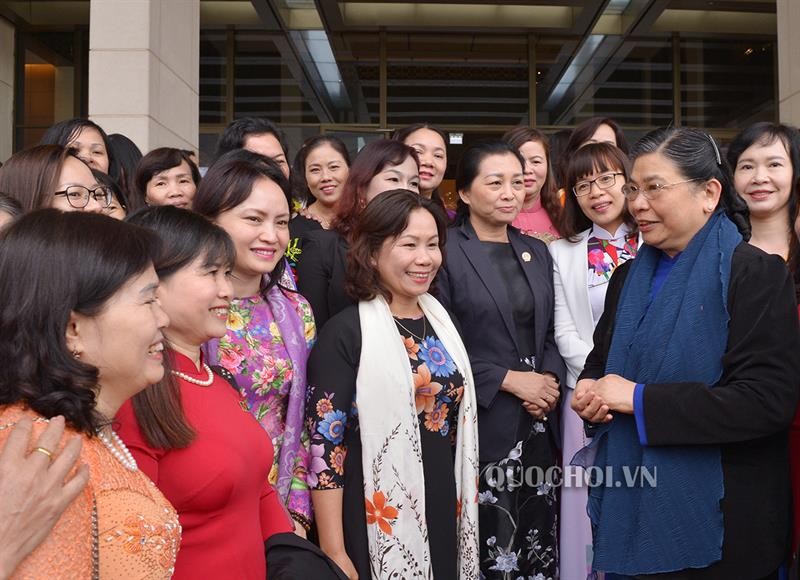 Phó Chủ tịch  Quốc hội Tòng Thị Phóng cùng các đoàn viên, nữ công nhân, lao động có thành tích đặc biệt xuất sắc trong công tác nữ công