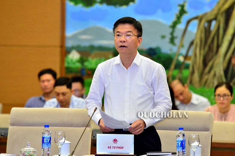 Bộ trưởng Bộ Tư pháp Lê Thành Long trình bày tờ trình của Chính phủ