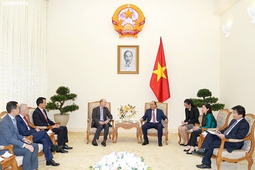 Thủ tướng Nguyễn Xuân Phúc tiếp đoàn các nhà đầu tư nước ngoài có dự định đầu tư vào Việt Nam. Ảnh: VGP