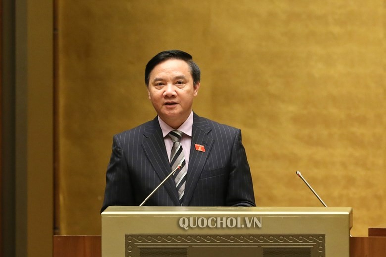 Chủ nhiệm Ủy ban Pháp luật của Quốc hội Nguyễn Khắc Định trình bày Báo cáo của UBTVQH.