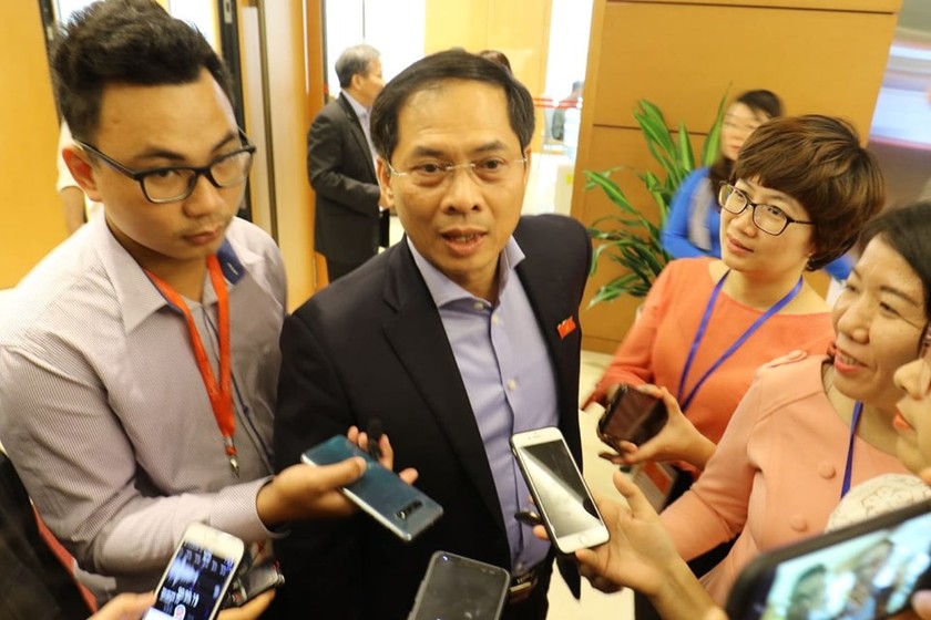 Thứ trưởng bộ Ngoại giao Bùi Thanh Sơn trả lời báo chí bên hành lang Quốc hội. 