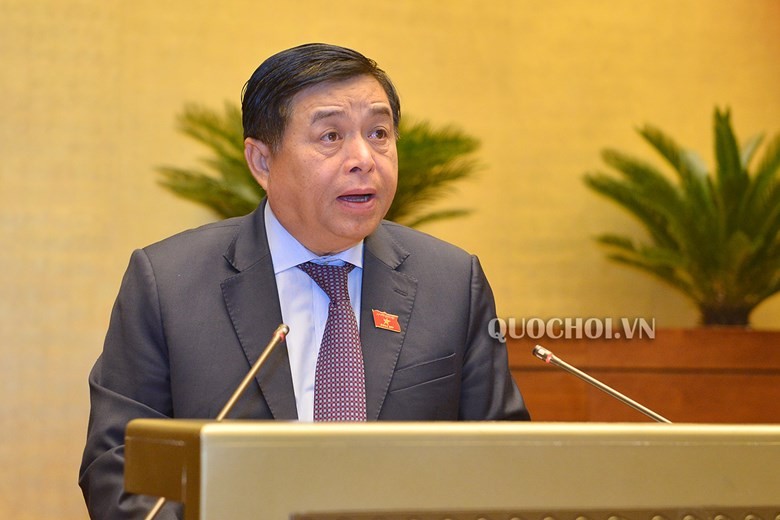 Bộ trưởng Bộ Kế hoạch và Đầu tư Nguyễn Chí Dũng trình bày tờ trình của Chính phủ