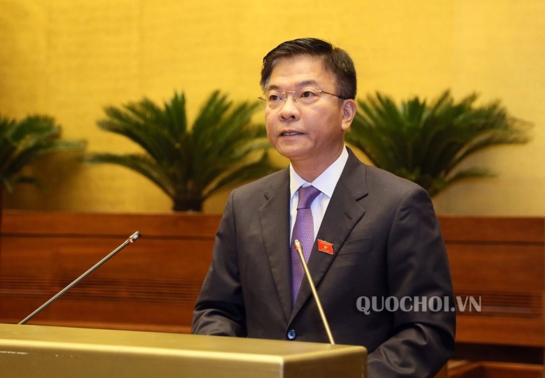 Bộ trưởng Bộ Tư pháp Lê Thành Long, thừa ủy quyền của Thủ tướng trình bày Tờ trình của Chính phủ trước Quốc hội