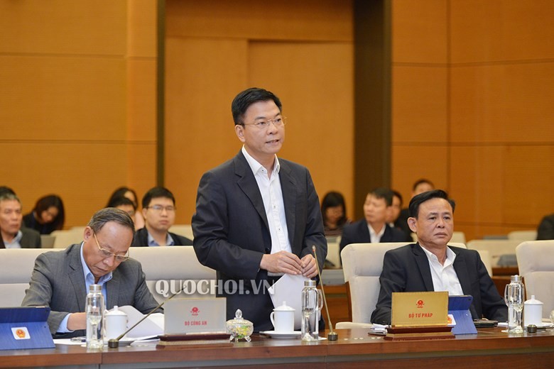 Bộ trưởng Bộ Tư pháp Lê Thành Long trình bày quan điểm của Chính phủ