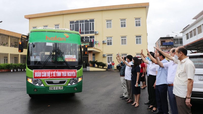 Đoàn tình nguyện của Ngành y tế Thái Nguyên lên đường thực hiện nhiệm vụ giúp tỉnh bạn phòng chống dịch COVID-19.