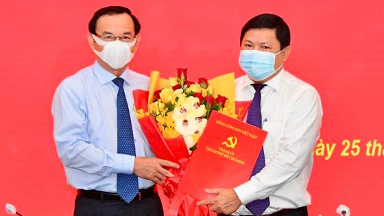 Bí thư Thành ủy TPHCM Nguyễn Văn Nên trao quyết định và chúc mừng đồng chí Huỳnh Cách Mạng.