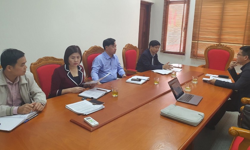 Lãnh đạo một số cơ quan huyện Tân Lạc trao đổi với PV Báo PLVN