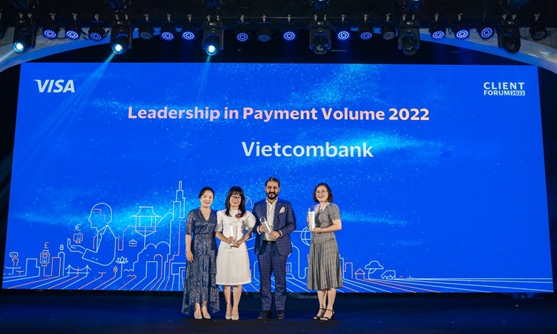 Bà Đoàn Hồng Nhung - Phó Giám đốc Khối bán lẻ Vietcombank nhận giải thưởng 