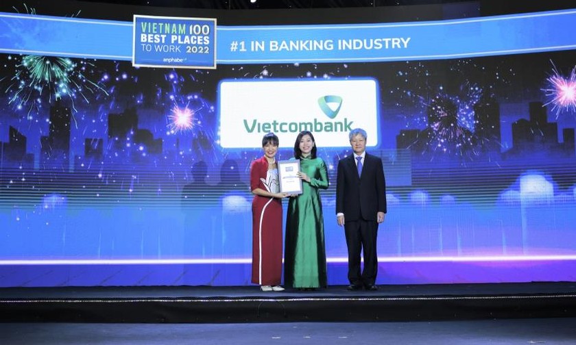 Đại diện Vietcombank, bà Nguyễn Thị Minh Hải – Phó trưởng Văn phòng đại diện Khu vực phía Nam (đứng giữa) nhận chứng nhận từ Ban tổ chức.