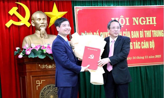 Ông Hoàng Đăng Quang - Phó Trưởng Ban Tổ chức Trung ương trao Quyết định của Ban Bí thư cho ông Tạ Anh Tuấn.