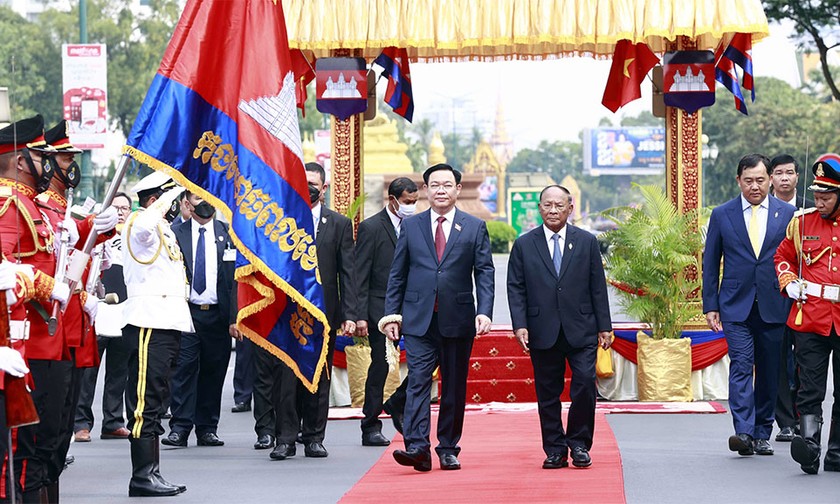 Chủ tịch Quốc hội Vương quốc Campuchia Samdech Heng Samrin đã chủ trì lễ đón trọng thể Chủ tịch Quốc hội Vương Đình Huệ và Đoàn đại biểu cấp cao Quốc hội Việt Nam. (Ảnh: Doãn Tấn)