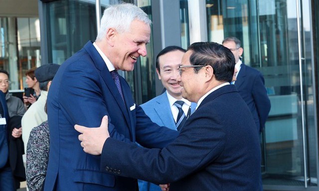 Thủ tướng Phạm Minh Chính và Đoàn đại biểu cấp cao Việt Nam đã tới thăm, làm việc tại Ngân hàng Đầu tư châu Âu (EIB) - Ảnh: VGP