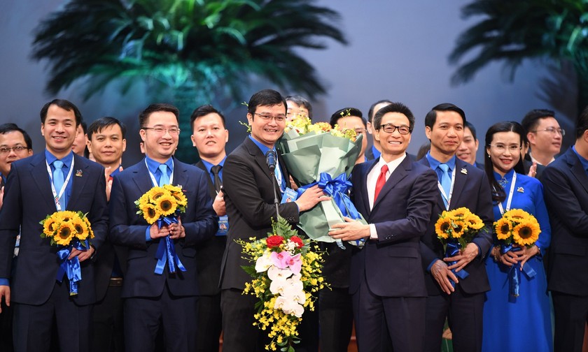Đồng chí Vũ Đức Đam, Ủy viên Ban Chấp hành Trung ương Đảng, Phó Thủ tướng Chính phủ tặng hoa chúc mừng Ban Chấp hành Trung ương Đoàn khóa XII, nhiệm kỳ 2022 - 2027. Ảnh: TTXVN
