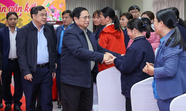 Thủ tướng tới thăm công nhân, người lao động, người nghèo tại Công ty TNHH Youngone Nam Định, Khu công nghiệp Hòa Xá, thành phố Nam Định - Ảnh: VGP