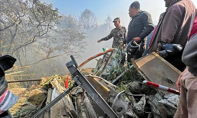 Lực lượng cứu hộ tại hiện trường vụ rơi máy bay ở Pokhara, miền Trung Nepal ngày 15/1/2023. Ảnh: AFP/TTXVN