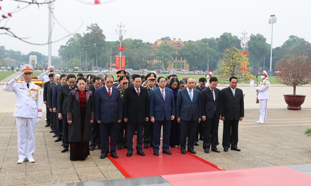 Đoàn đại biểu lãnh đạo, nguyên lãnh đạo Đảng, Nhà nước và Ủy ban Trung ương MTTQ Việt Nam đã tới đặt vòng hoa, vào Lăng viếng Chủ tịch Hồ Chí Minh - Ảnh: VGP