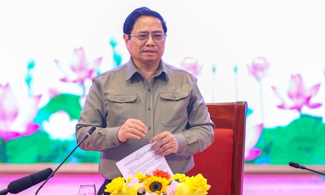 Thủ tướng phát biểu kết luận cuộc họp kiểm điểm tình hình thực hiện 10 dự án xây dựng công trình đường bộ cao tốc Bắc-Nam phía đông giai đoạn 1 (2017-2020) và giai đoạn 2 (2021-2025) từ Ninh Bình đến Quảng Trị - Ảnh: VGP