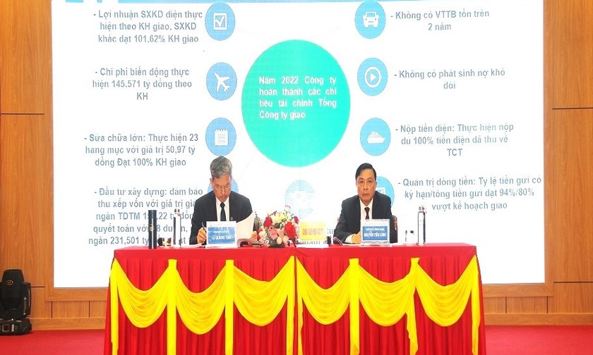 Ông Lê Quang Thái - Phó Tổng Giám đốc EVNNPC (bên trái) và ông Nguyễn Tiến Long - Chủ tịch Công đoàn PC Hà Tĩnh chủ trì Hội nghị