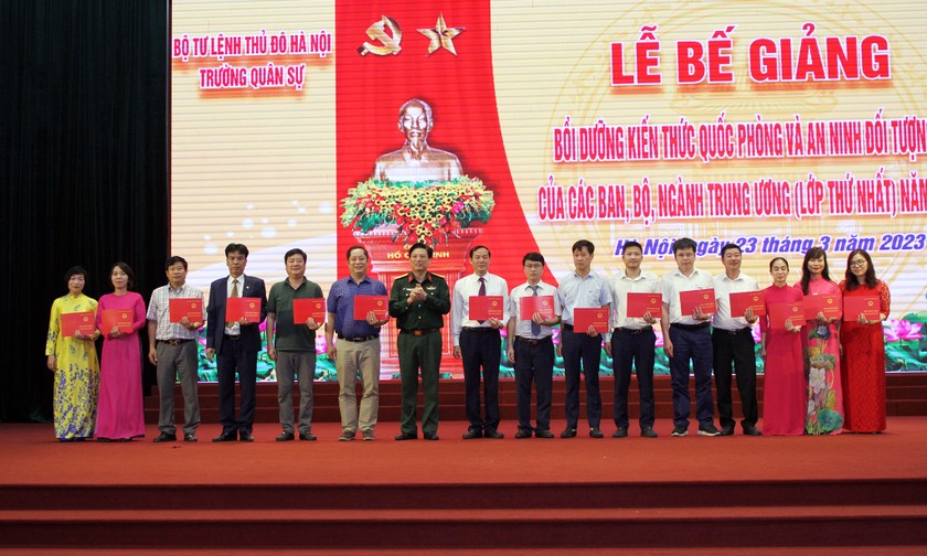 Đại tá Đỗ Hồng Thái, Hiệu trưởng Trường Quân sự BTL Thủ đô Hà Nội trao Giấy chứng nhận cho các học viên (Ảnh Đặng Phước)