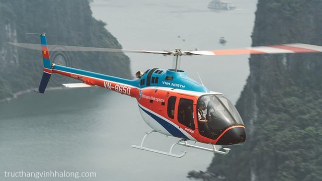 Máy bay trực thăng Bell 505 số hiệu VN-8650 bay trên Vịnh Hạ Long.