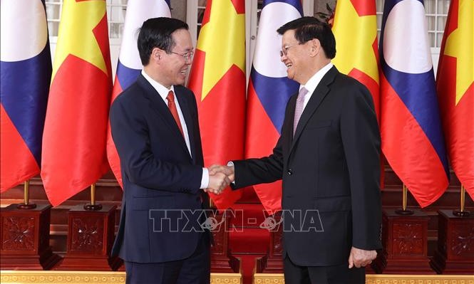 Chủ tịch nước Võ Văn Thưởng và Tổng Bí thư, Chủ tịch nước Lào Thongloun Sisoulith tại lễ đón. Ảnh: Thống Nhất/TTXVN