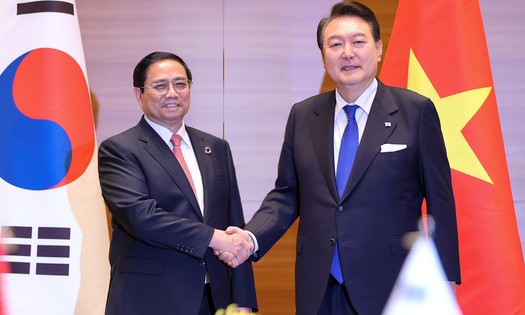 Thủ tướng Phạm Minh Chính và Tổng thống Hàn Quốc Yoon Suk Yeol - Ảnh: VGP/Nhật Bắc