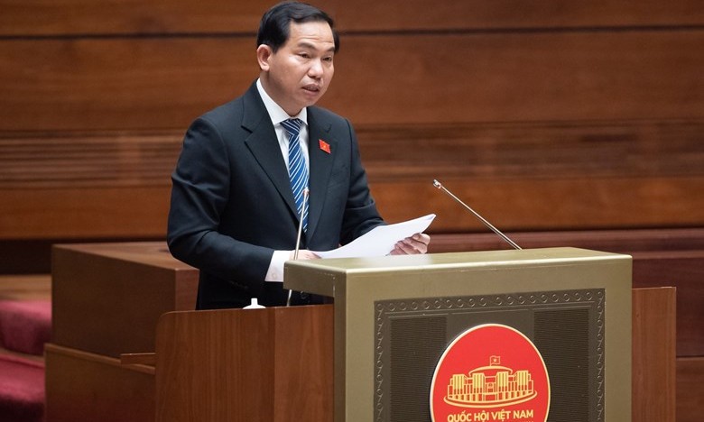 Ủy viên Ủy ban Thường vụ Quốc hội, Chủ nhiệm Ủy ban Tài chính - Ngân sách Lê Quang Mạnh trình bày tại kỳ họp. 