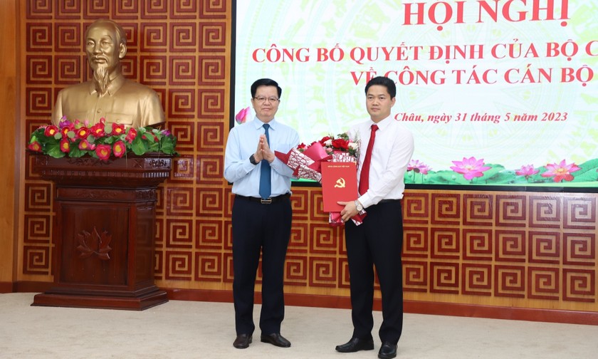 Ông Mai Văn Chính - Ủy viên Ban Chấp hành Trung ương Đảng, Phó Trưởng Ban Thường trực Ban Tổ chức Trung ương trao Quyết định cho ông Vũ Mạnh Hà.