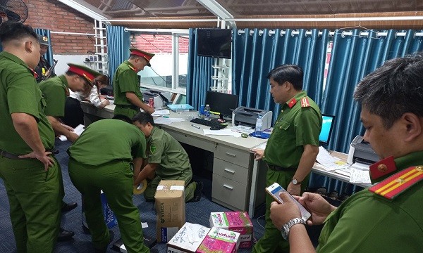 Lực lượng công an thu giữ nhiều máy móc, tài liệu, giấy tờ liên quan (Ảnh Trà Giang) 