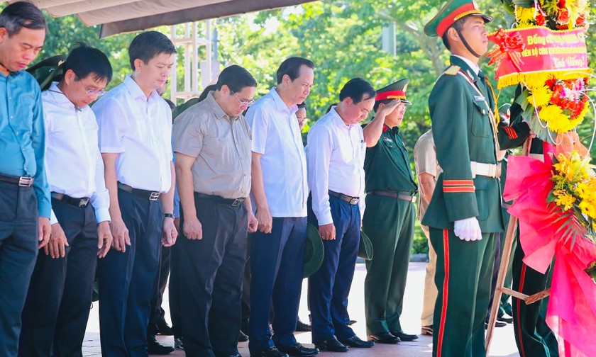 Thủ tướng Chính phủ Phạm Minh Chính và Đoàn công tác tưởng niệm các Anh hùng liệt sĩ tại Thành Cổ Quảng Trị.