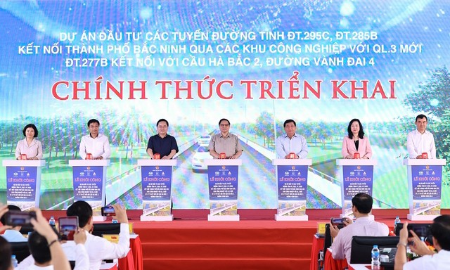 Thủ tướng Phạm Minh Chính cùng các đại biểu bấm nút khởi công dự án - Ảnh: VGP/Nhật Bắc 